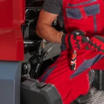 Mechanik naprawia usterkę w czerwonej ciężarówce